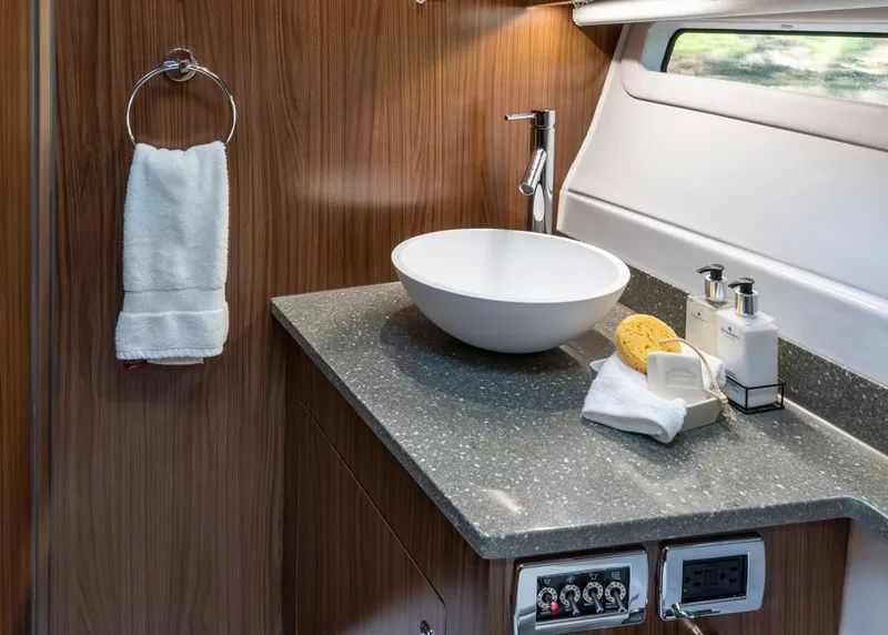 刷新美國運動艇巔峰 37尺創新佳作，廚衛設計與航海體驗的雙重革命